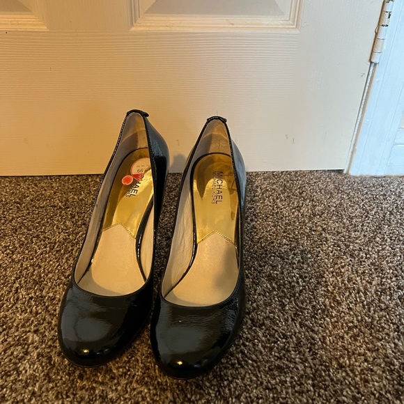 Gorgeous Black patent leather Michael Kors Heels - Picture 2 of 2